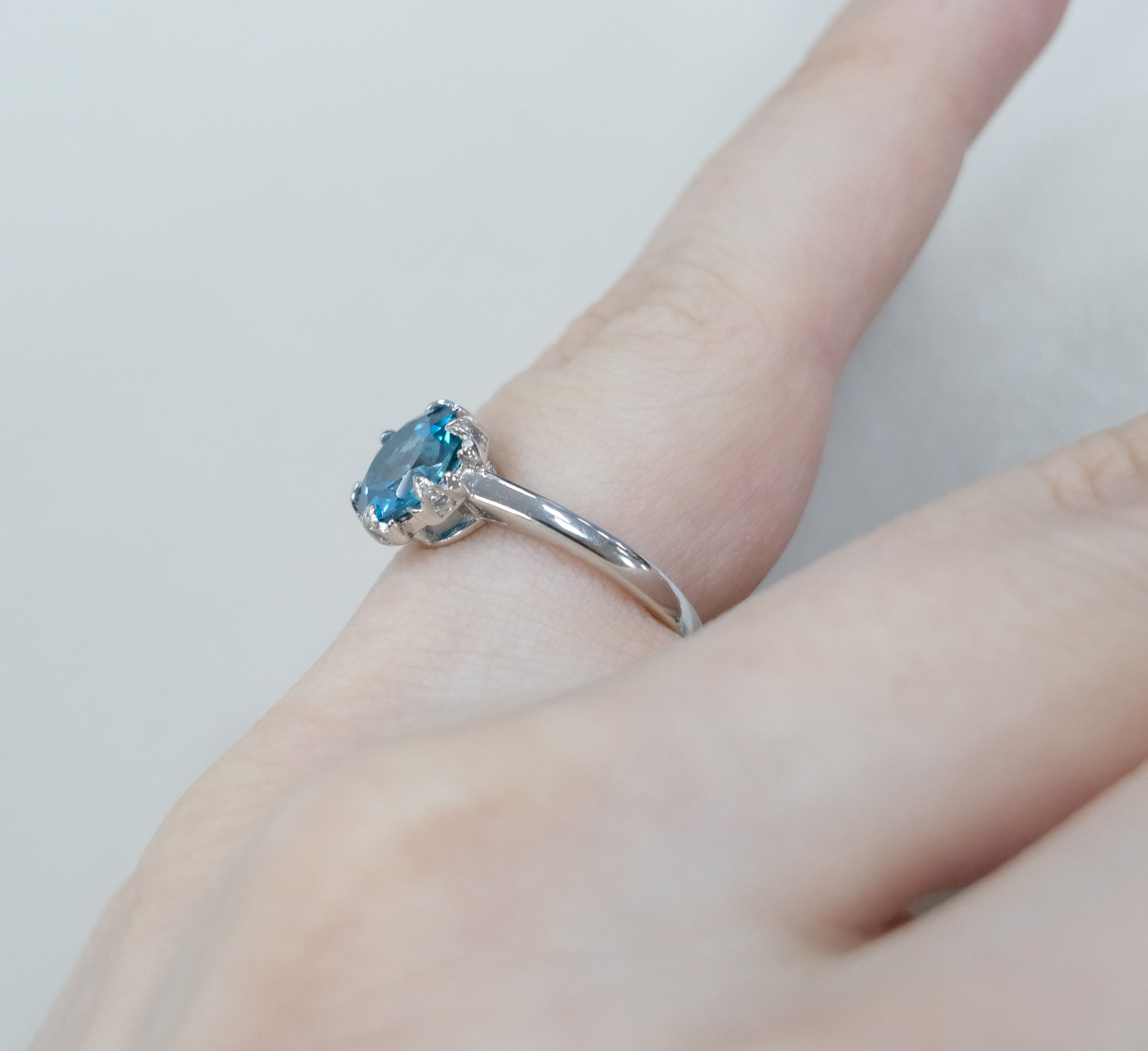 Серебряное кольцо с топазом Параиба